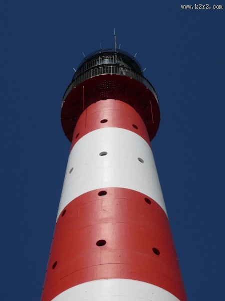 红白相间的灯塔图片
