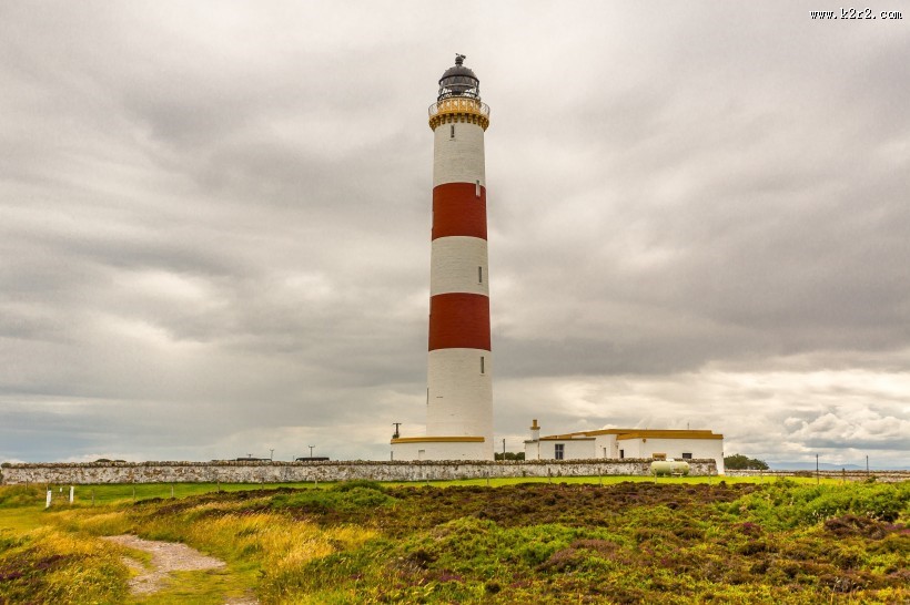 红白相间的灯塔图片