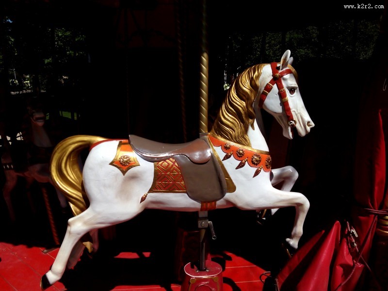 趣味十足的旋转木马图片