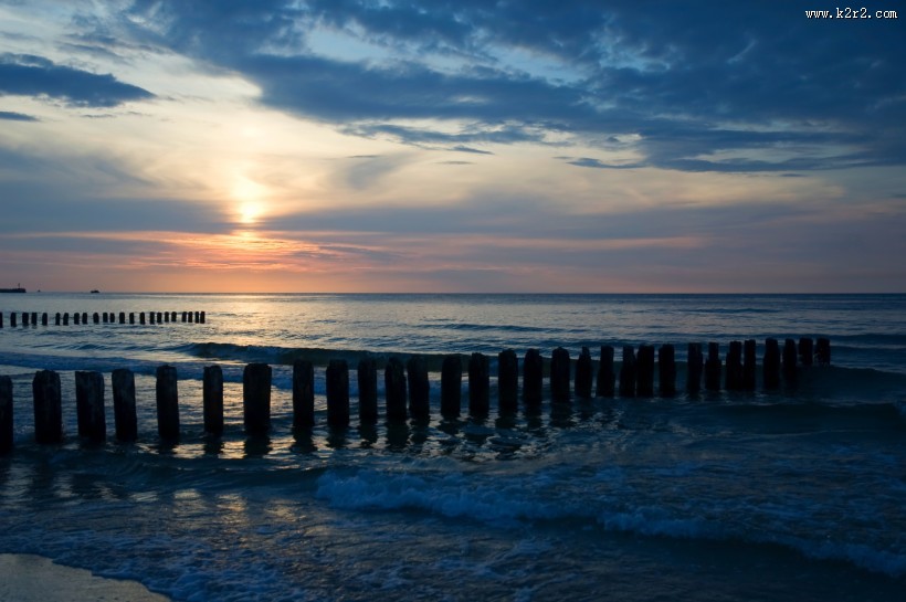 水边的防波堤图片