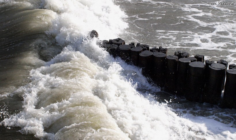 水边的防波堤图片