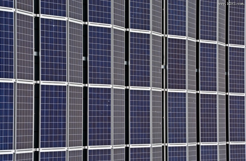整齐的太阳能电池板图片
