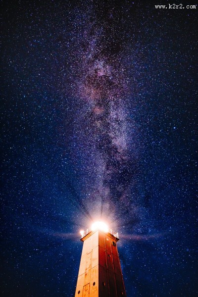 照亮了的灯塔图片