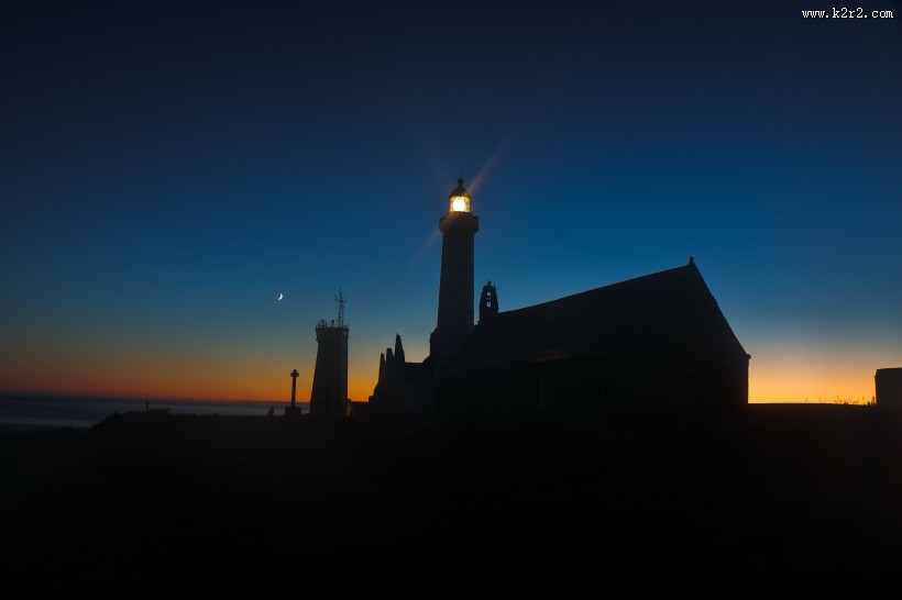 照亮了的灯塔图片