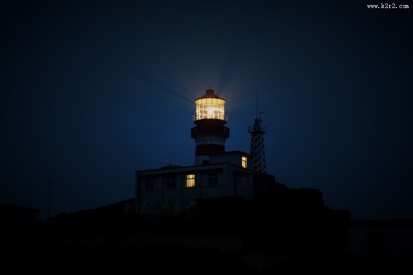 照亮了的灯塔图片