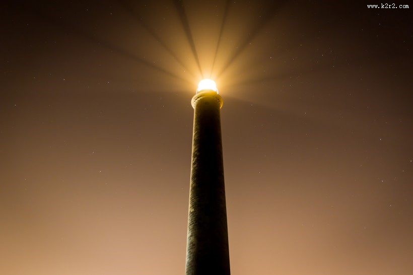 照亮了的灯塔图片