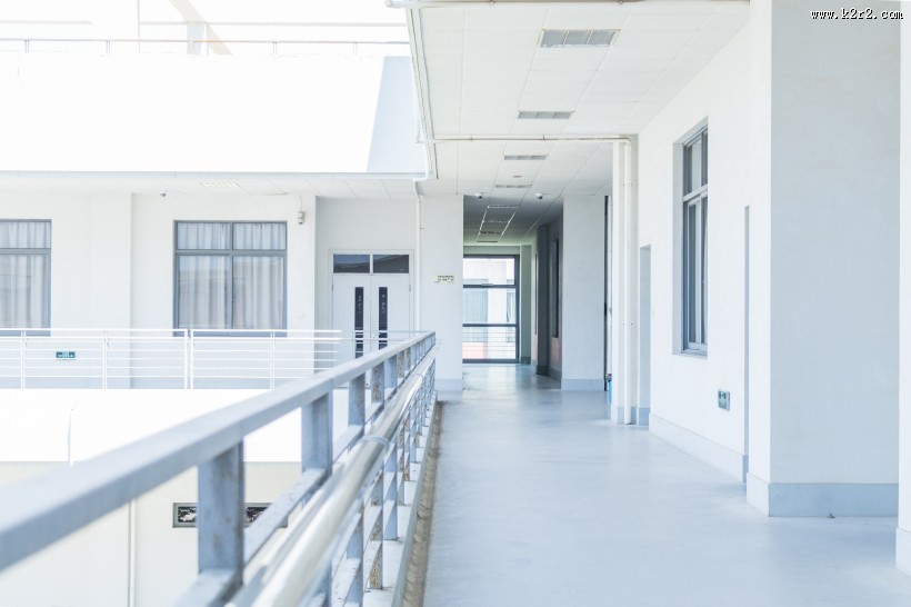 宽敞的教室图片