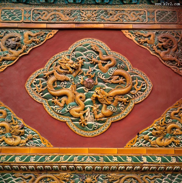 祥瑞的龙形浮雕图片