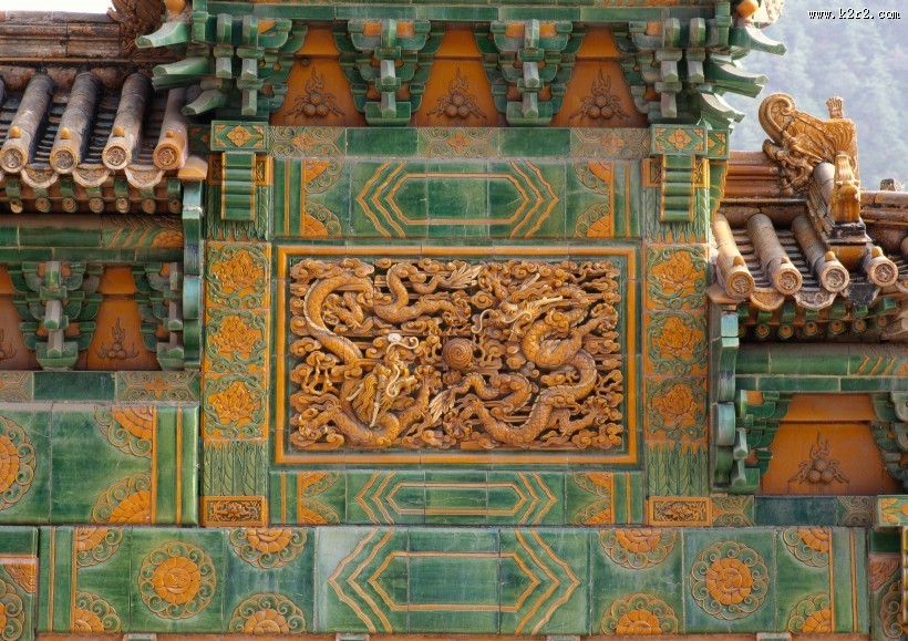 祥瑞的龙形浮雕图片