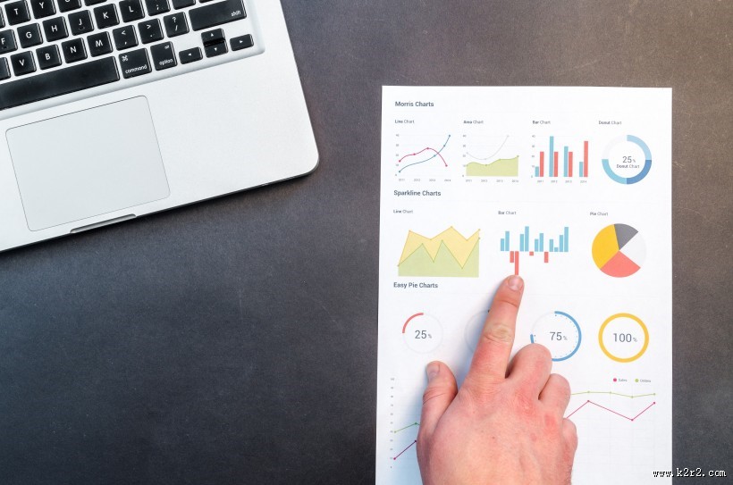 放着笔记本和图表的工作台图片