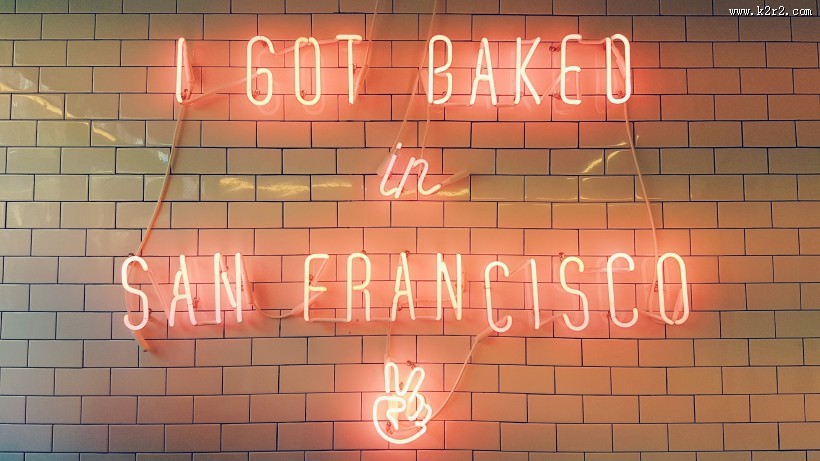 夜晚闪耀的霓虹灯图片