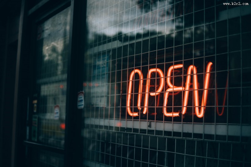 夜晚闪耀的霓虹灯图片