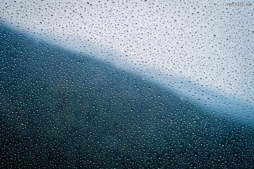 下着雨的窗外图片