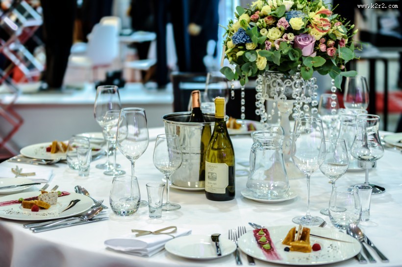 不同款式的餐桌图片