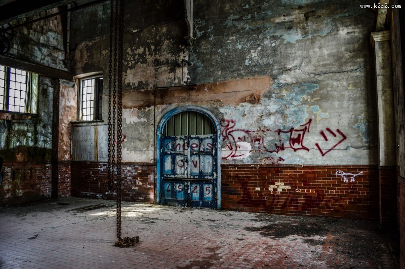 破旧的房门图片