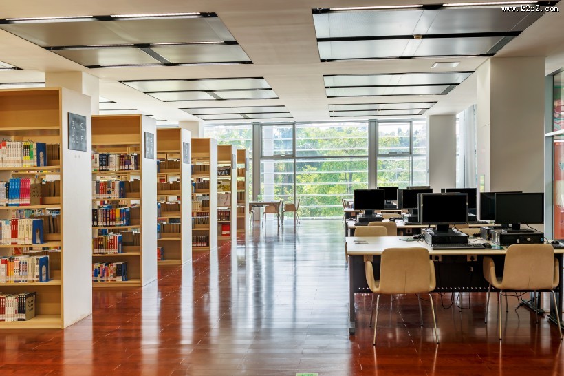 宽敞明亮的图书馆图片
