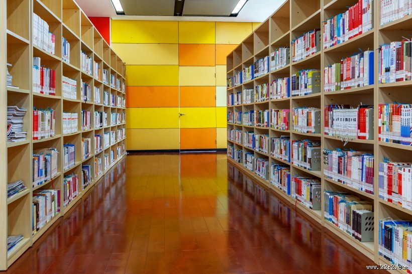 宽敞明亮的图书馆图片