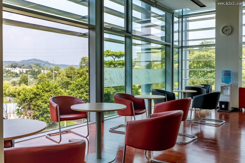 宽敞明亮的图书馆图片