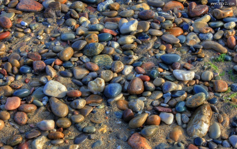 水边的鹅卵石图片