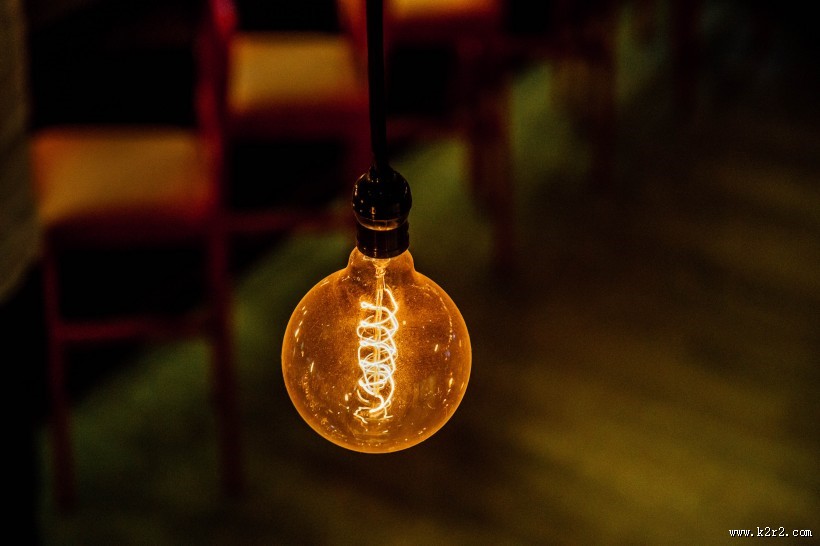 黑暗中的灯图片