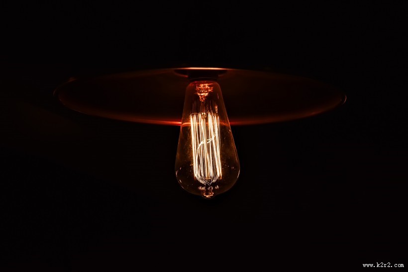 黑暗中的灯图片