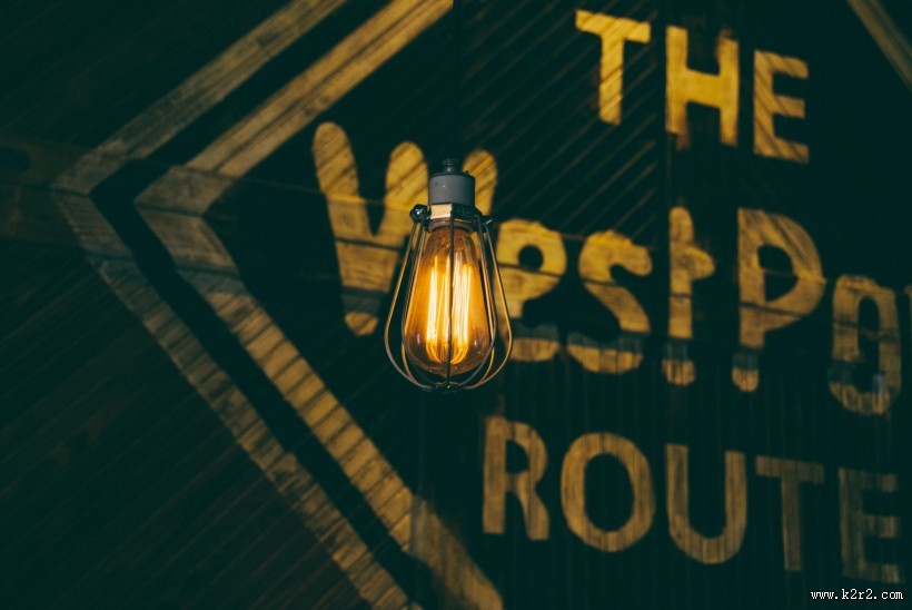 黑暗中的灯图片