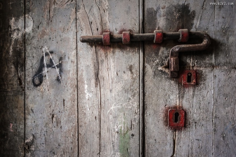 怀旧木门与锁图片