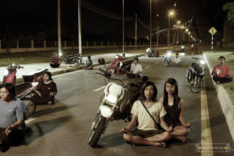 耳塞产品创意海报图片