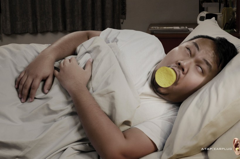 耳塞产品创意海报图片