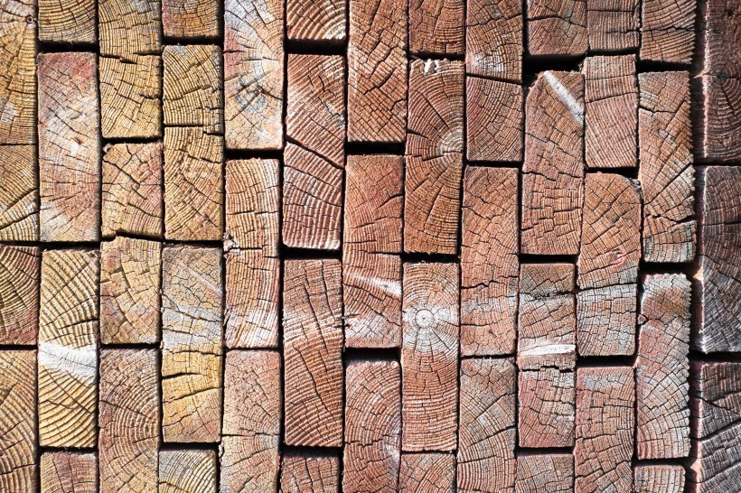 整齐堆放的木头切面纹理图片