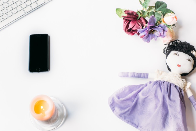 有花朵的工作台背景素材图片