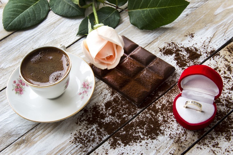 咖啡鲜花戒指巧克力礼品素材图片