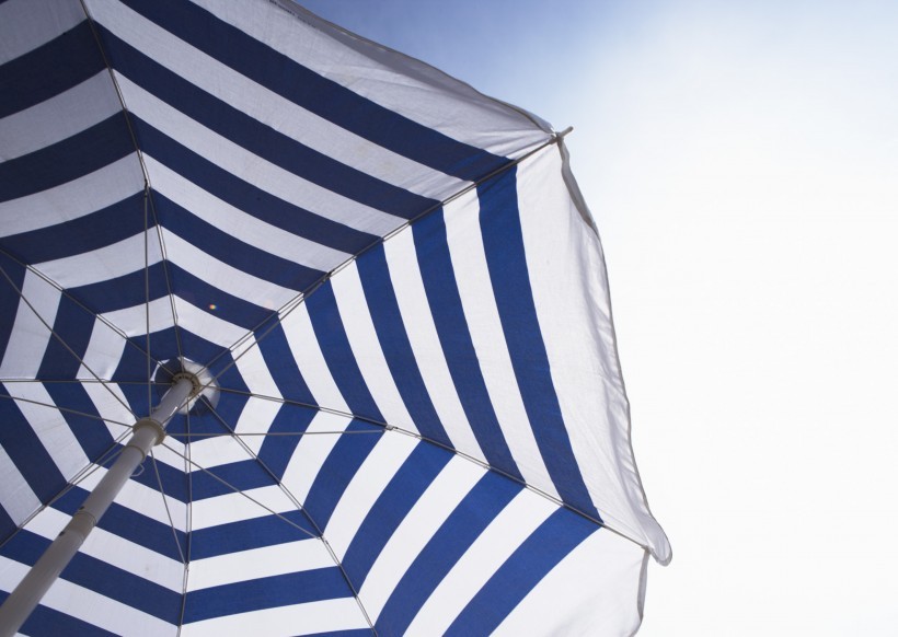 夏日清新素材游泳圈遮阳伞图片