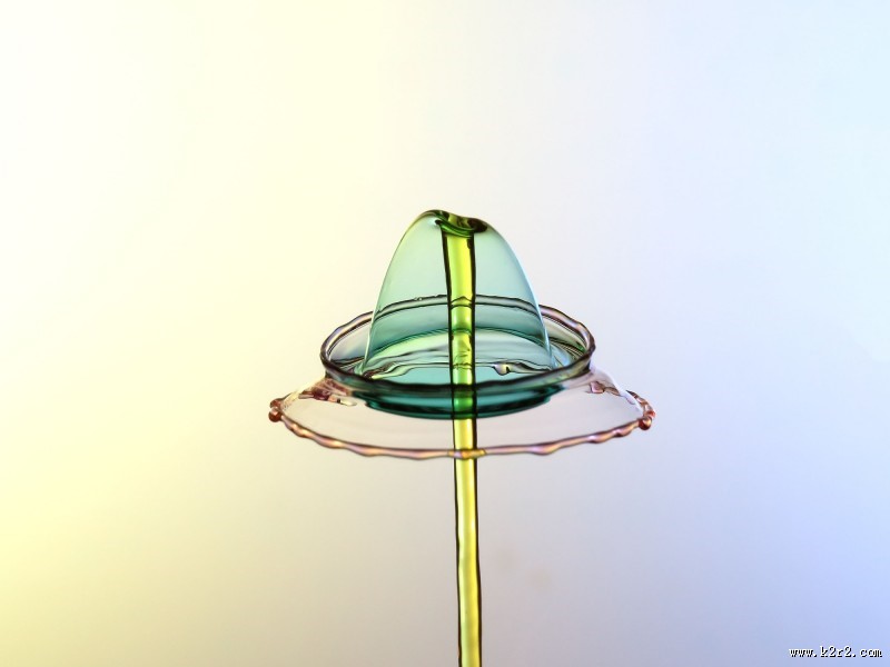 水滴喷撞伞型水花图片