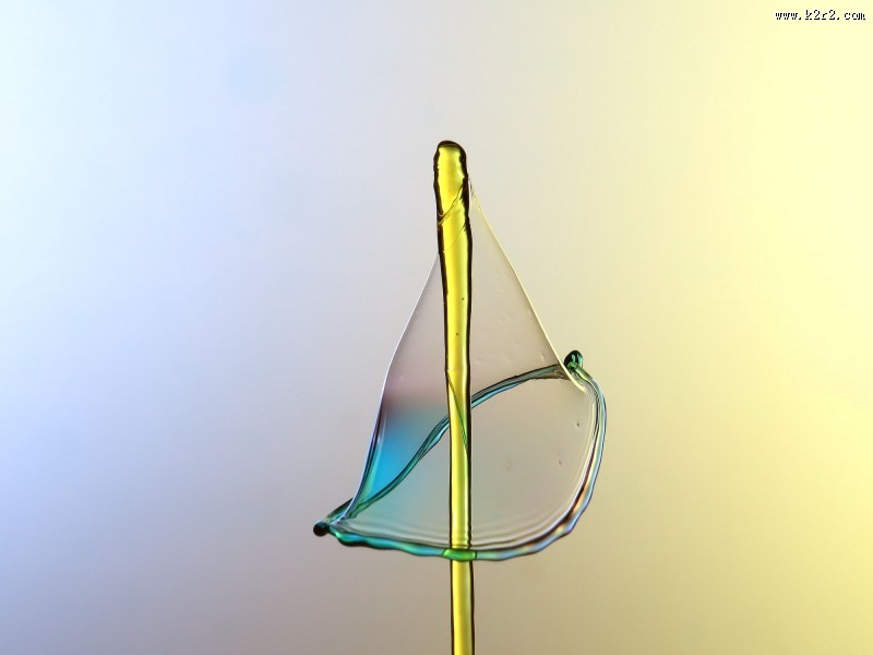 水滴喷撞伞型水花图片