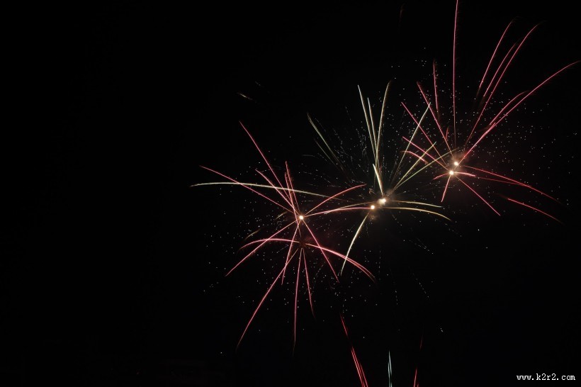 黑色背景下的烟花素材图片