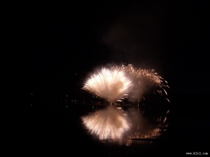 黑色背景下的烟花素材图片