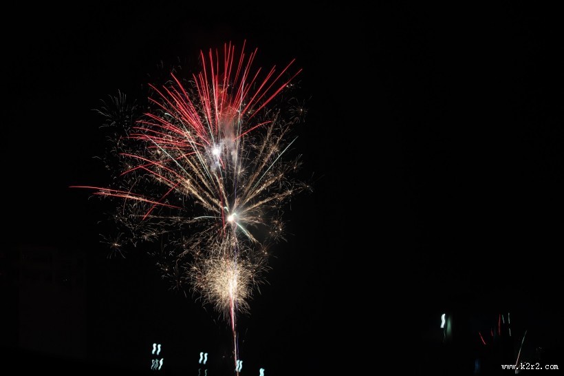 黑色背景下的烟花素材图片