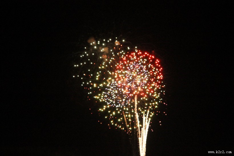 黑色背景下的烟花素材图片