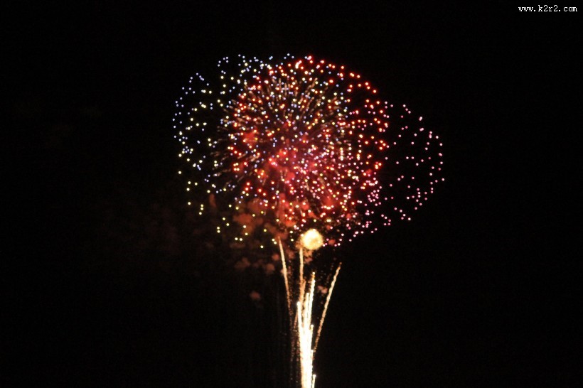 黑色背景下的烟花素材图片