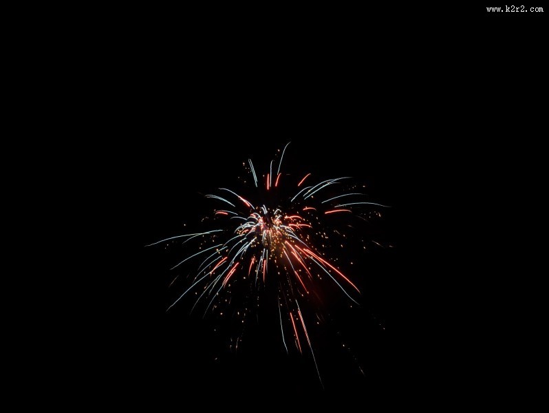 黑色背景下的烟花素材图片