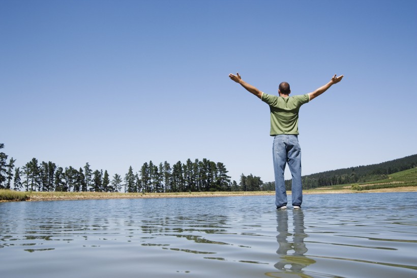 经营理念走在水里图片