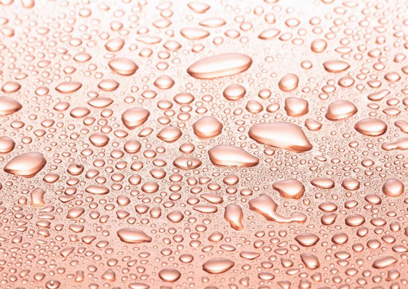 金属上的水珠图片