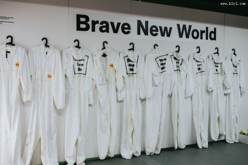 画廊里的各种艺术作品图片