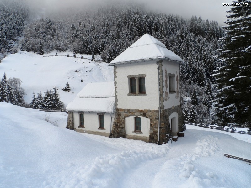 雪中的小屋图片
