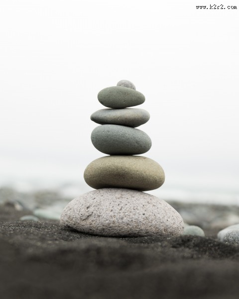 叠在一起的石头图片