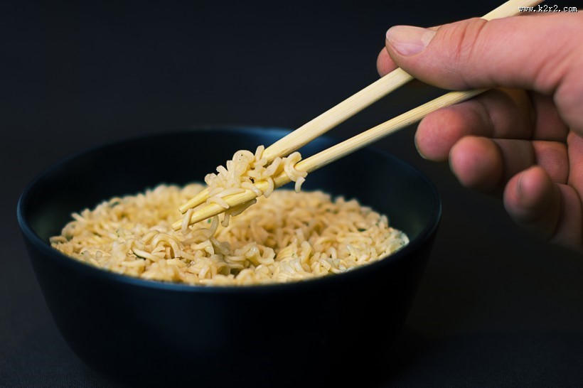 使用筷子用餐图片