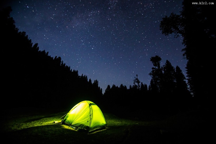 夜晚野外的帐篷图片