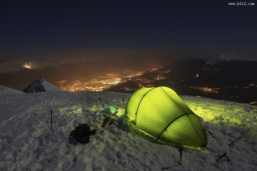 夜晚野外的帐篷图片