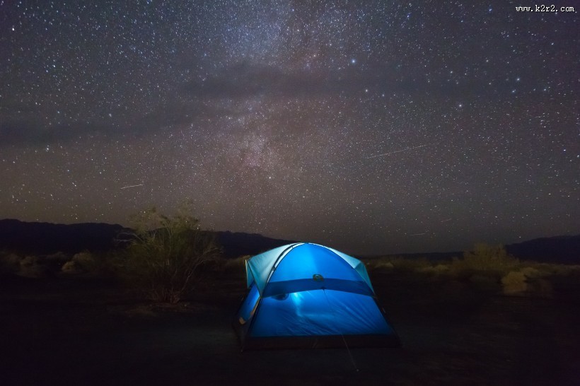 夜晚野外的帐篷图片